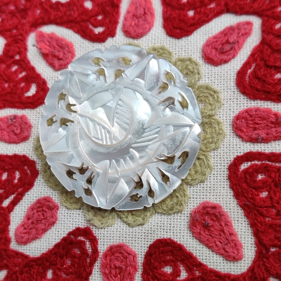 Vintage Bethlehem Star Hand Carved Mother of Pearl Pin - Picture 6 of 10